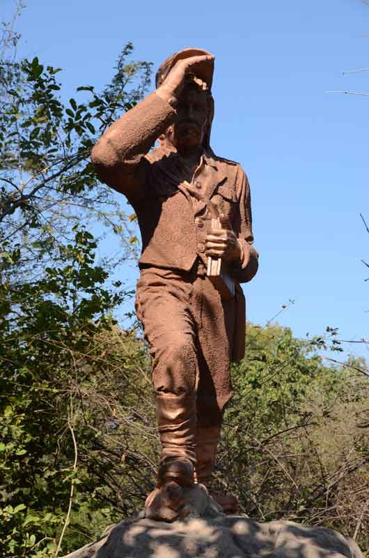 27 - Zambia - parque nacional Mosi-oa-tunya - cataratas Victoria - monumento a David Livingstone